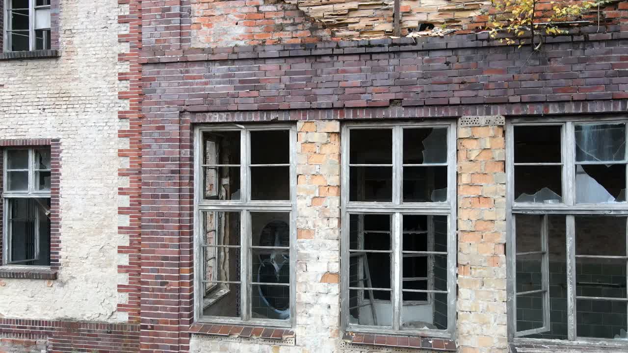 废弃房屋的窗户视频下载