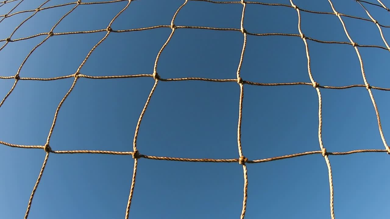 足球击中了网的背面。视频素材