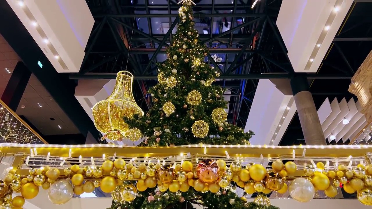 平底锅:现代购物中心装饰的圣诞树视频下载