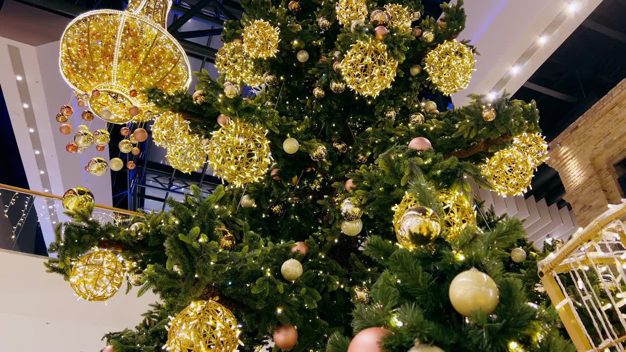 新年假期购物中心漂亮的圣诞装饰视频素材