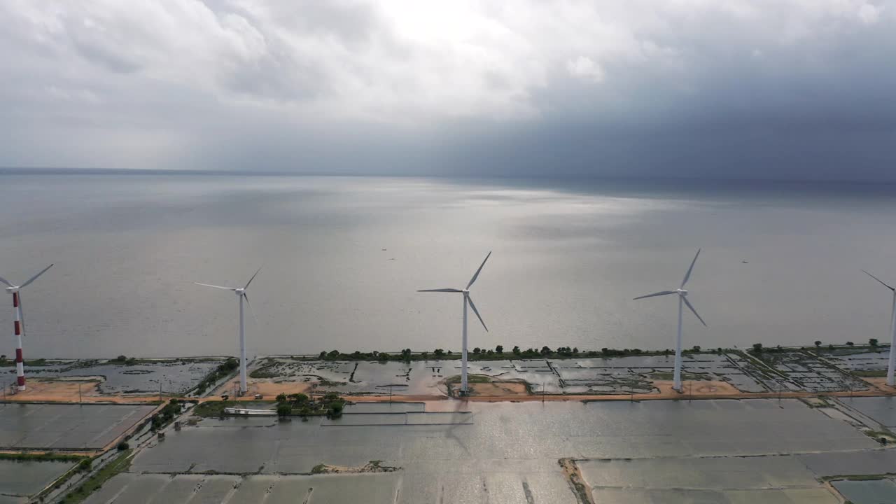 风暴天气视图的一个风电场泻湖在普特拉姆市，斯里兰卡视频下载