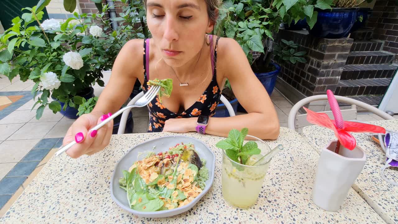 一位女士在素食餐厅吃午餐视频下载