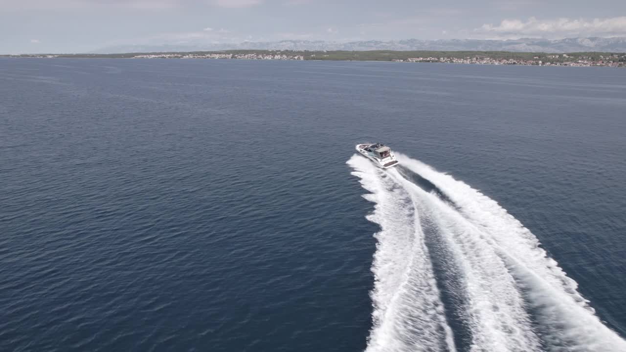 小船在平静的亚得里亚海上航行视频素材