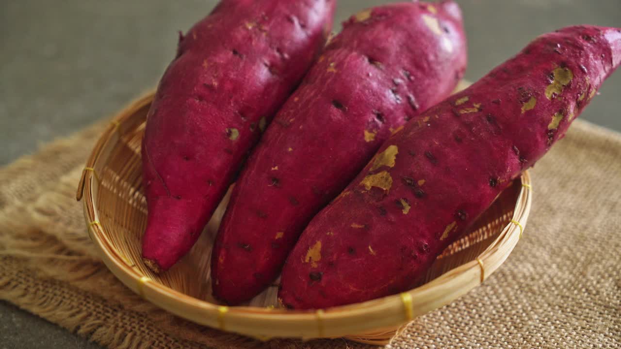 新鲜的日本红薯放在篮子里视频素材