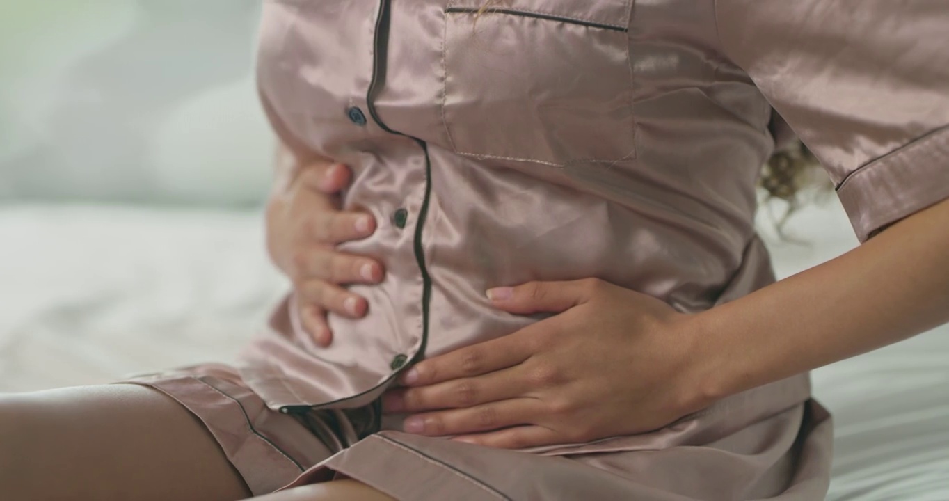 一个无法辨认的女人在家胃痛的4k视频视频下载
