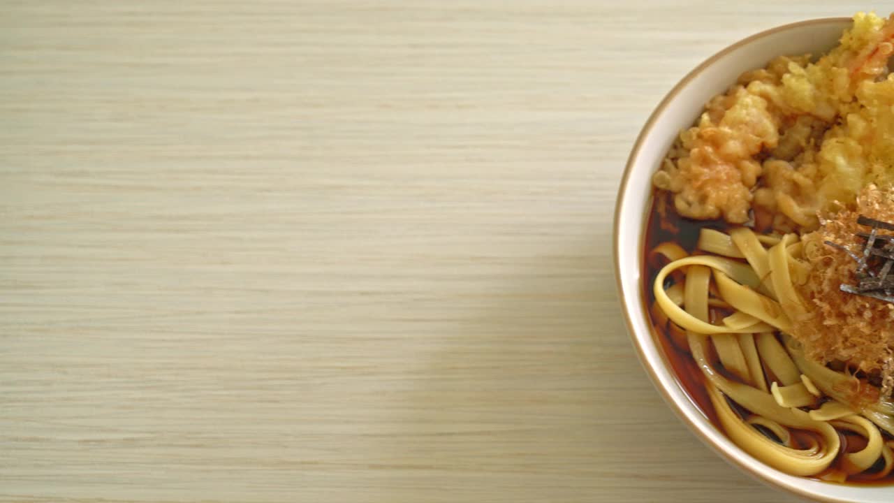 日本天妇罗虾仁拉面-亚洲风味视频素材