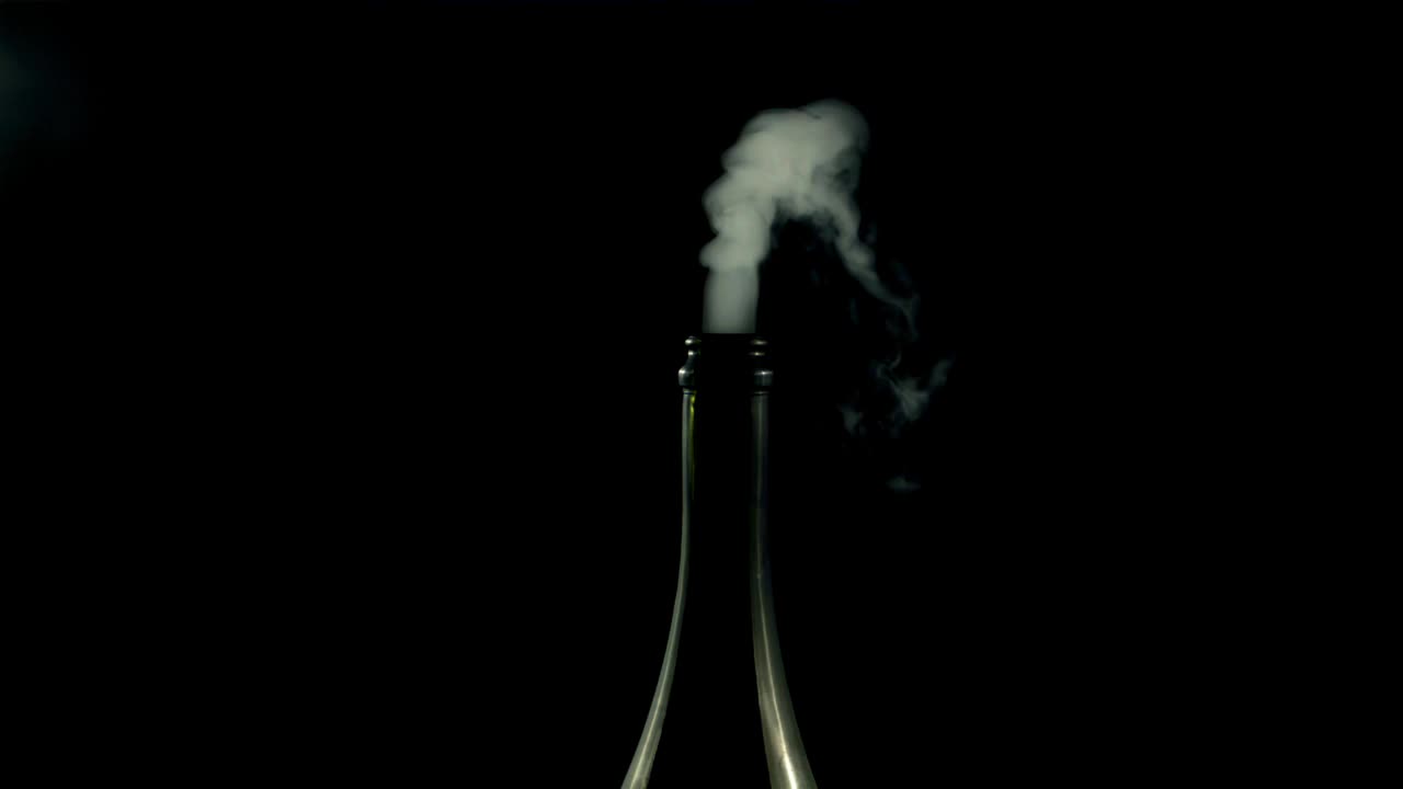 香槟酒从瓶子里冒出来，带有气泡。拍摄是每秒1000帧的慢动作。视频下载