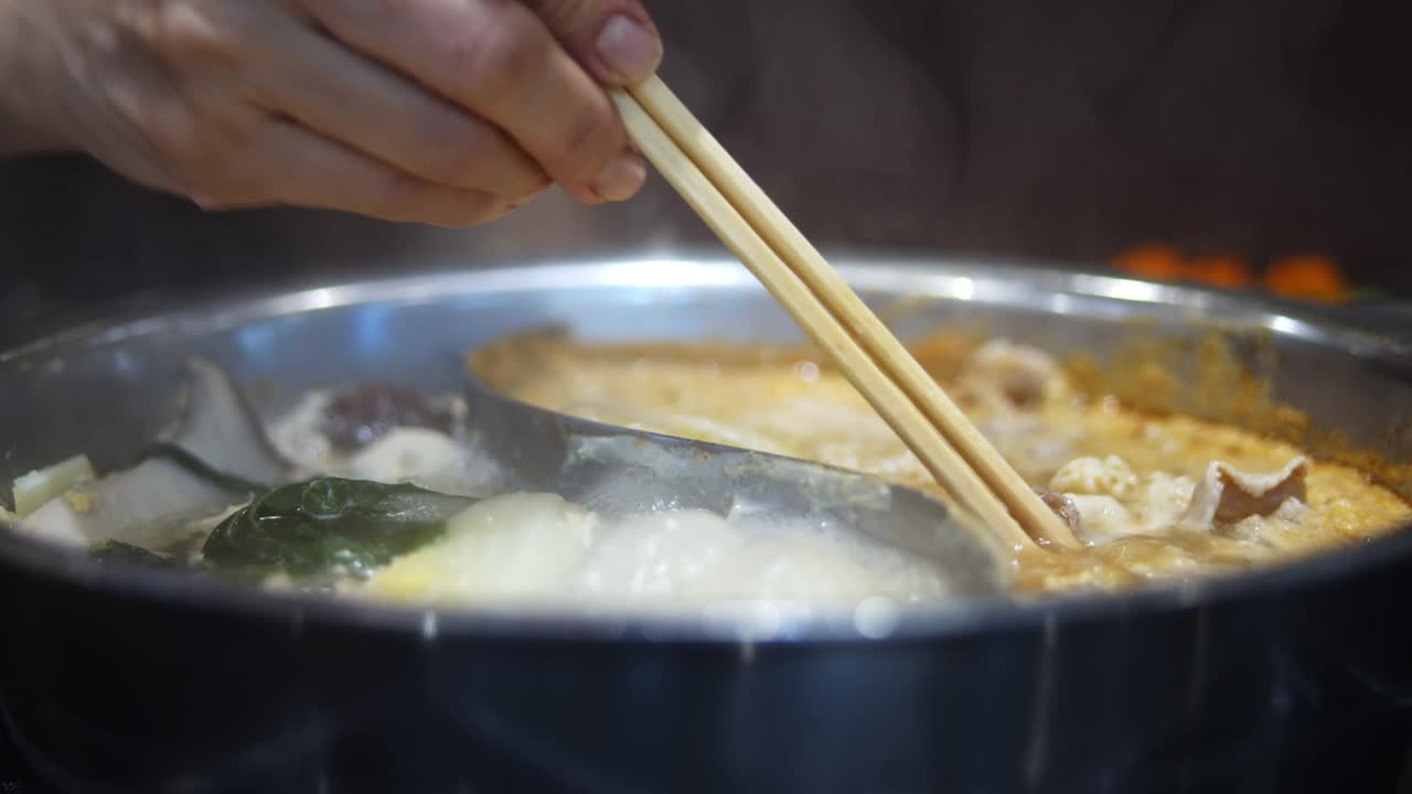 日本料理，寿喜烧火锅，慢动作视频下载