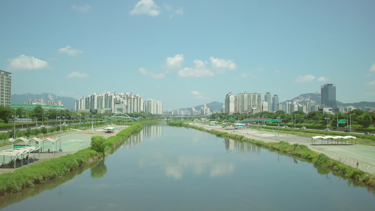 韩国首尔东大门区和中浪区中川和东部高速公路附近的市中心视频下载