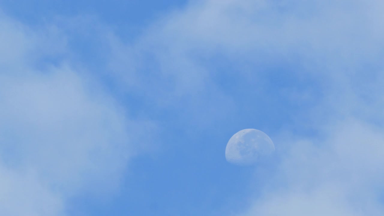 月亮和云飘过天空。视频下载