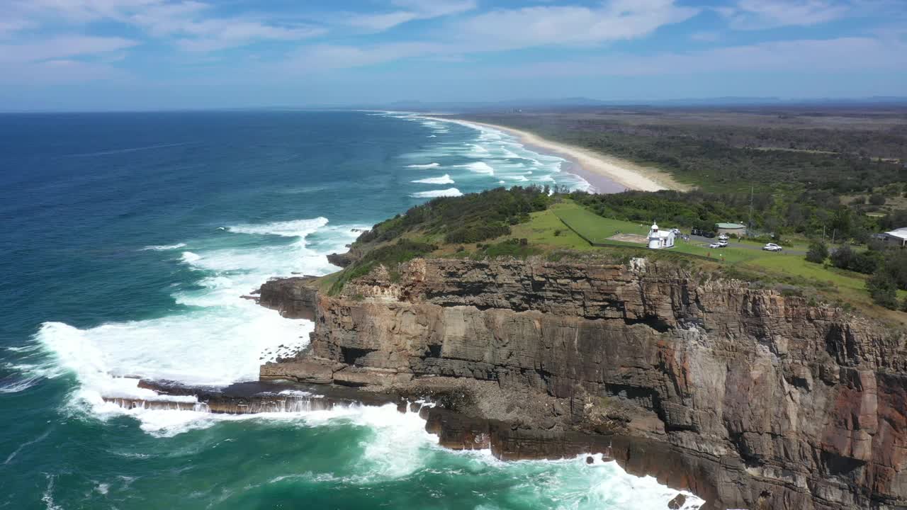鸟瞰图的Crowdy Head灯塔和哈林顿海滩的背景，新南威尔士州，澳大利亚。视频素材