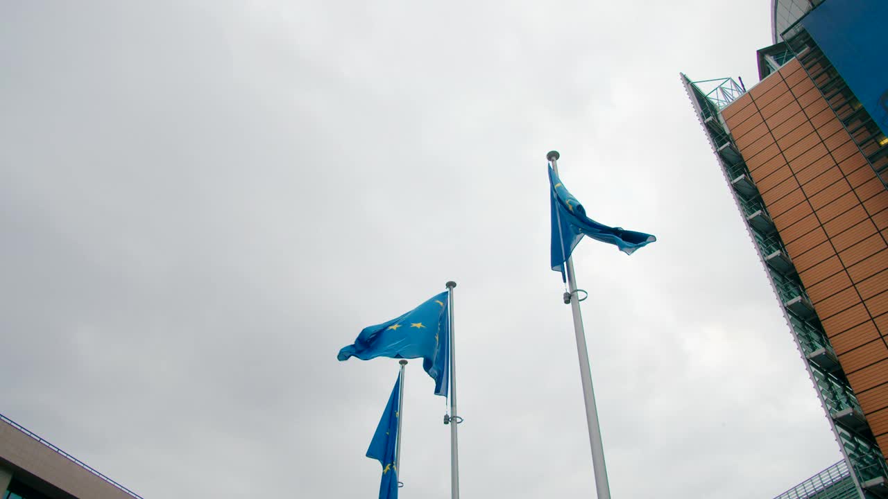 欧盟旗帜附近的欧洲委员会总部布鲁塞尔，比利时，欧洲视频素材