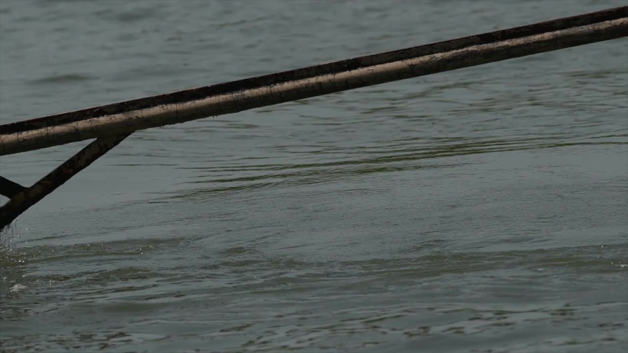 船螺旋桨在水中的慢动作镜头视频下载