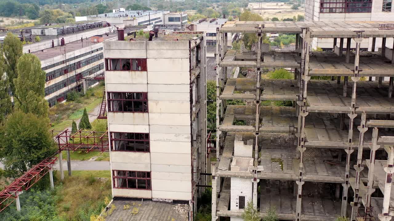 工业破坏的城市建筑。破坏性废弃建筑的鸟瞰图。视频素材