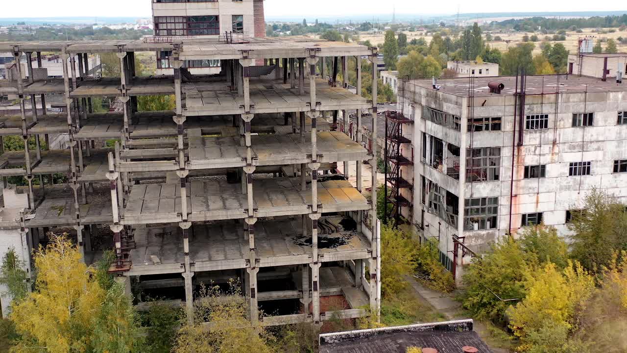 被摧毁的旧工业建筑。破败的城市建筑工业。视频下载