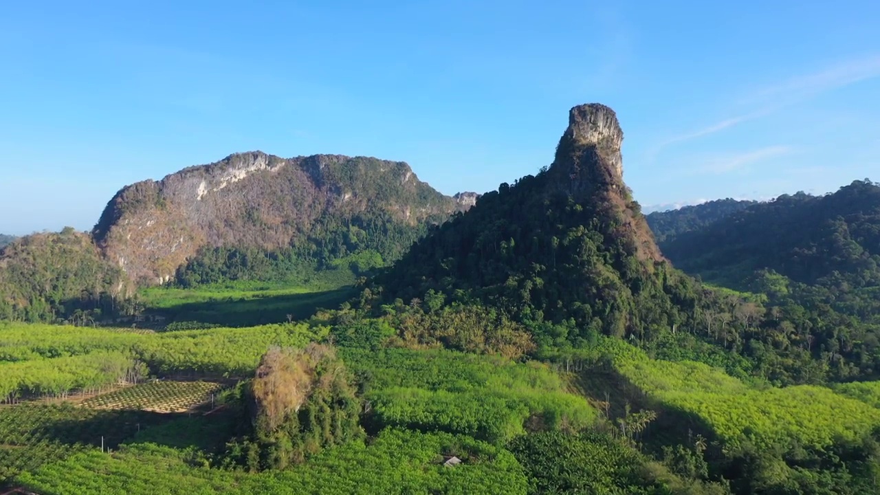 无人机拍摄了泰国南部萨顿省一个形状奇特的山峰视频素材