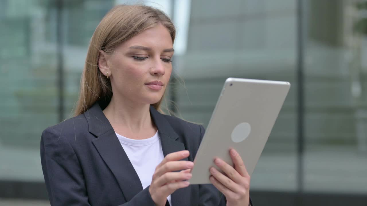 女商人在平板电脑上视频通话，户外视频下载