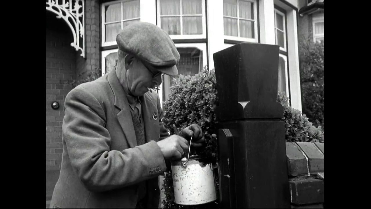 男子在屋外粉刷柱子;1951视频下载