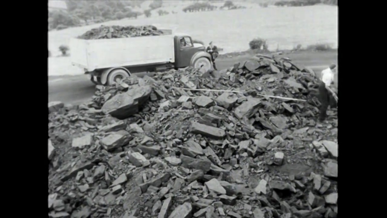 英国，男子用镐劈煤;1954视频下载
