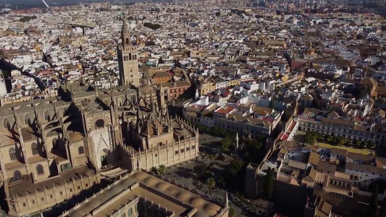空中无人机拍摄的西班牙著名的塞维利亚大教堂和古城视频素材