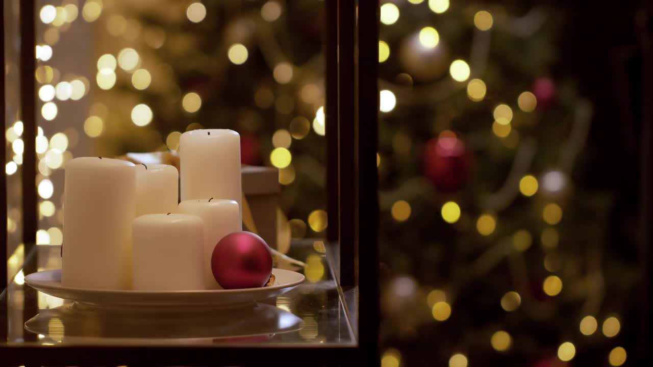 一个圣诞故事，圣诞老人的手用他的手指啪的一声，圣诞蜡烛点亮了。视频下载