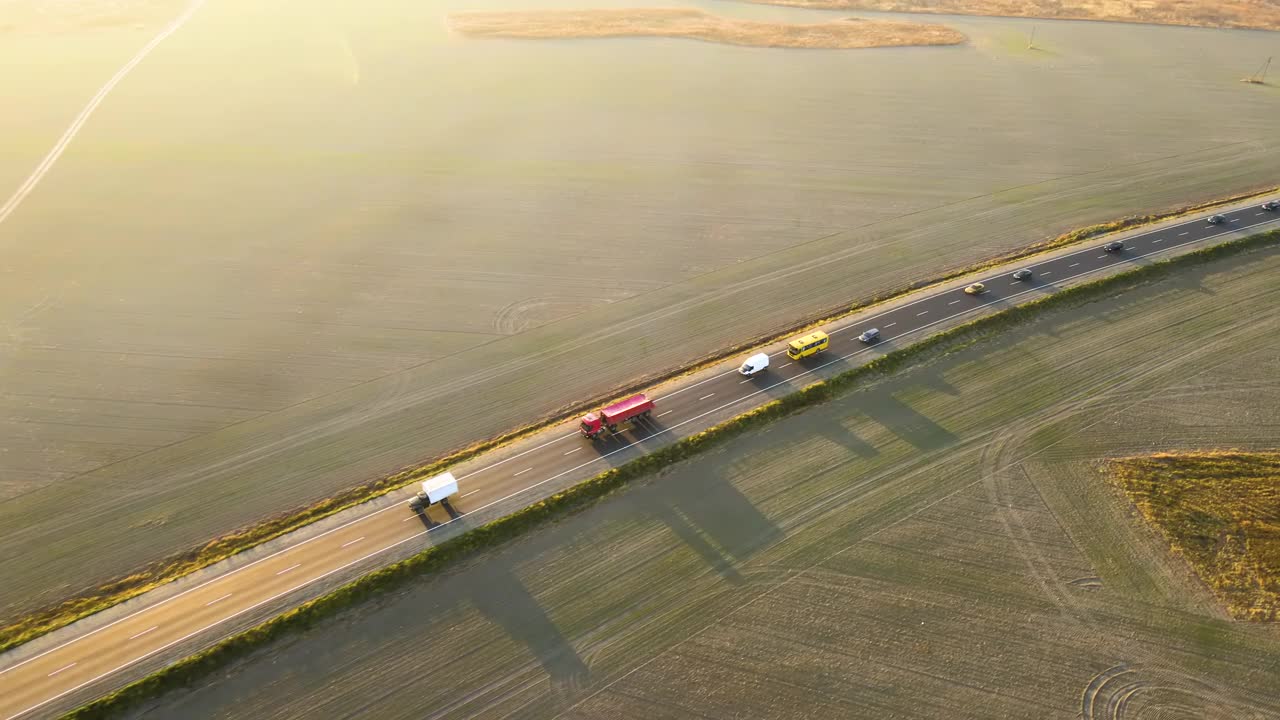 城际公路的鸟瞰图与快速行驶的汽车在日落。从无人机俯瞰公路交通在晚上视频素材