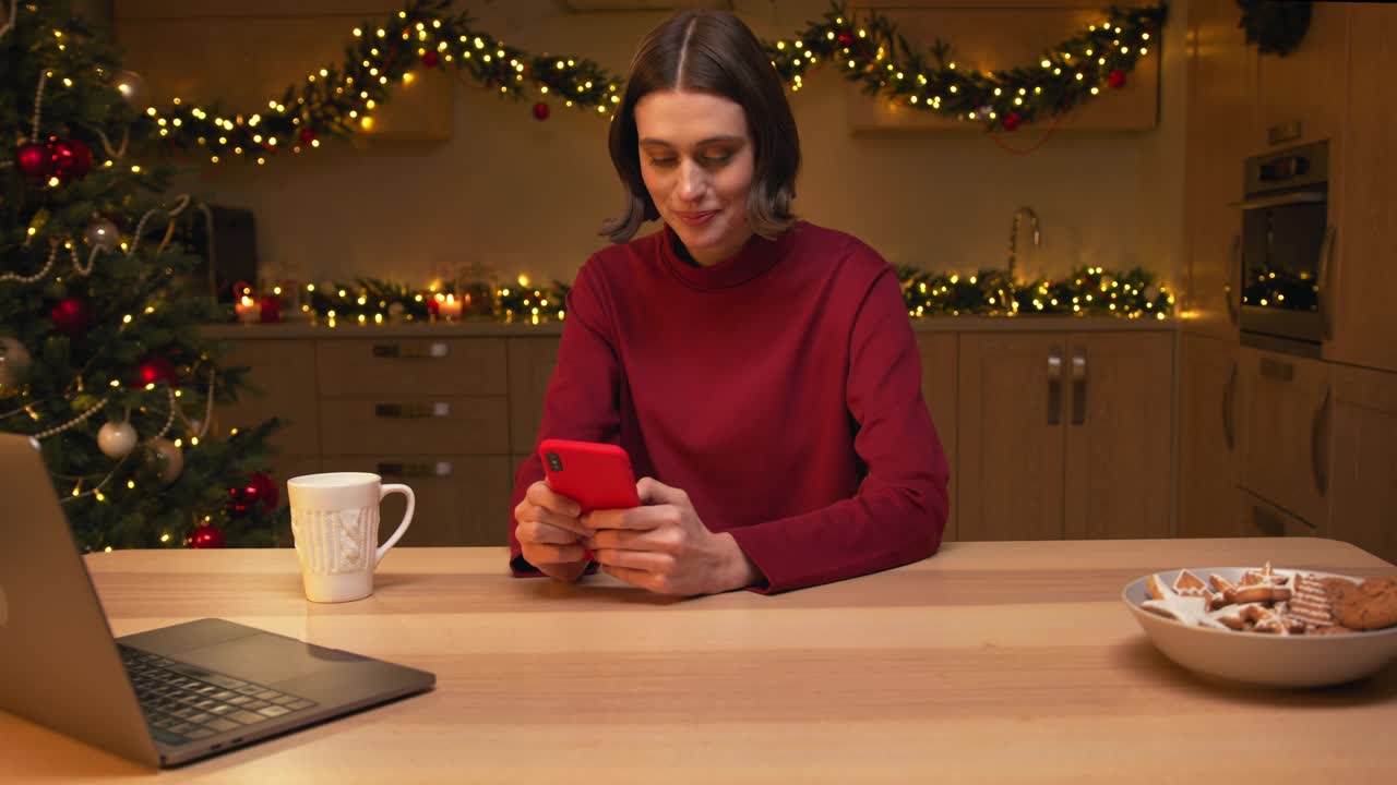 多亏了圣诞魔法，一份圣诞礼物突然出现在一个漂亮女孩面前的桌子上。视频下载