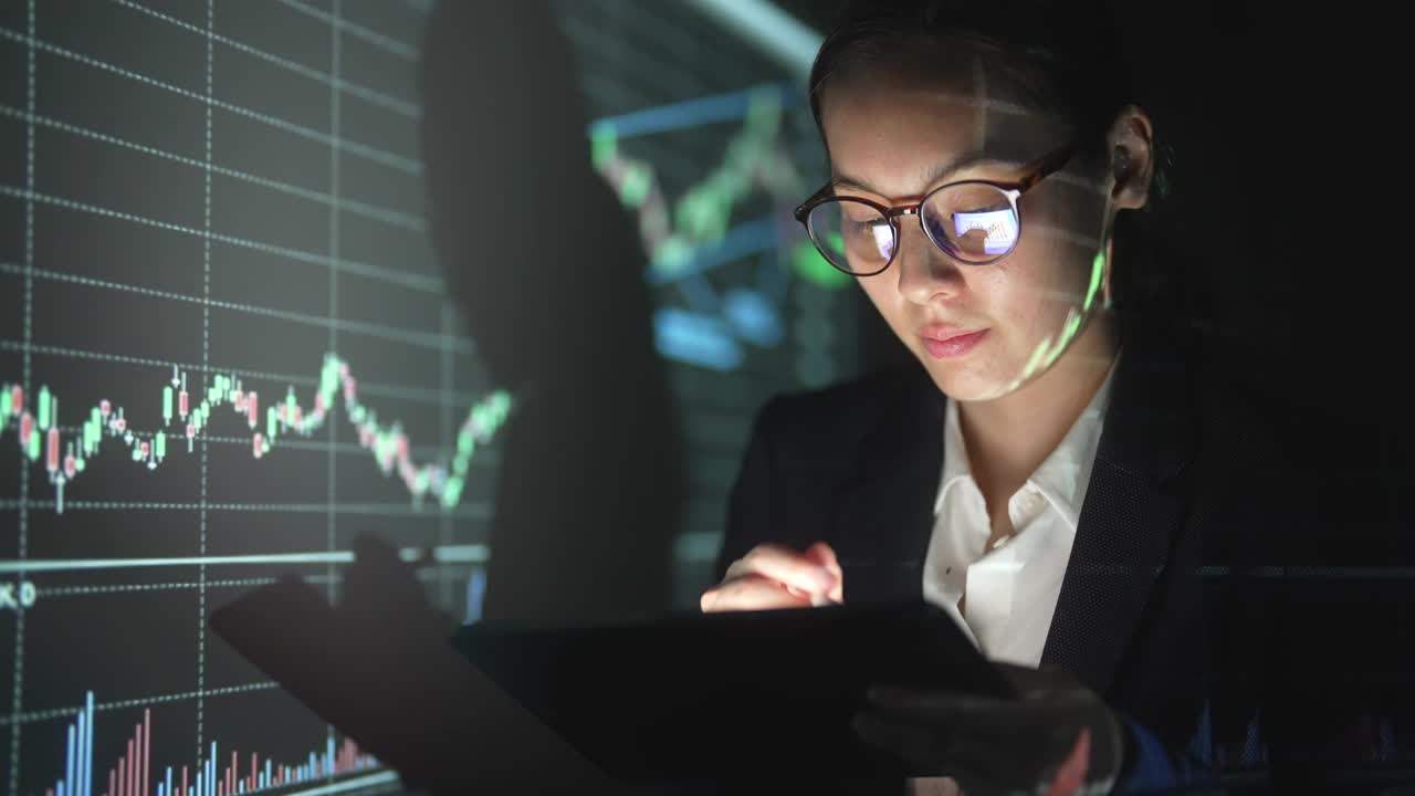 财务顾问在大型计算机显示器或显示器上分析股票市场数据视频下载