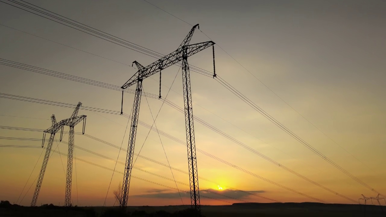 日落时的高压铁塔和电线视频素材