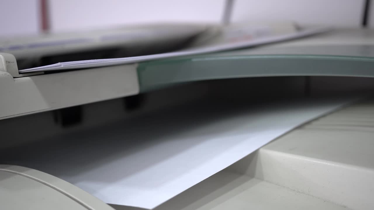 办公用打印机或影印机复制或打印纸张的特写视频下载