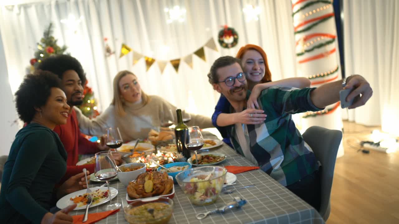 朋友们在吃圣诞晚餐的慢镜头。视频下载