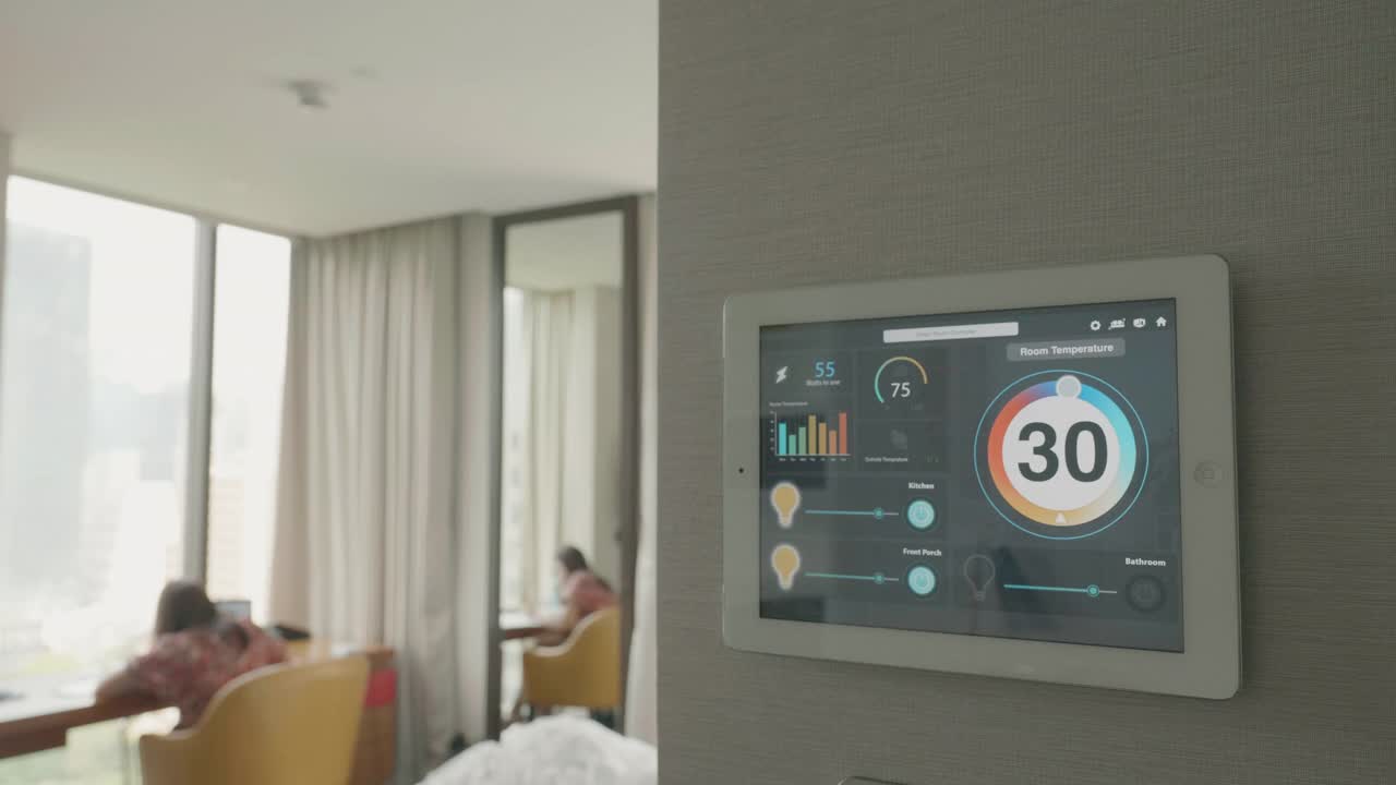 家用自动化控制器应用屏幕，展示控制所有家电设备的智能家居理念视频素材