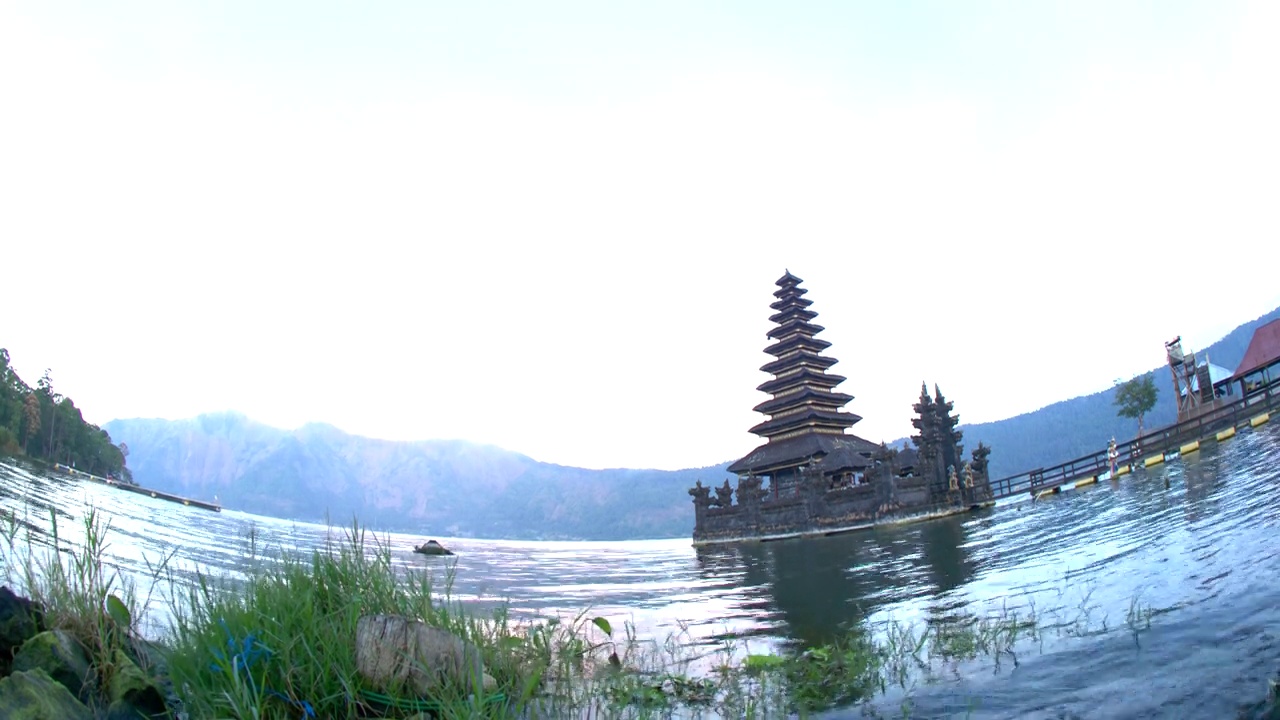 印度尼西亚昆马尼/巴厘岛普拉乌伦达努巴丁神庙的性质视频下载
