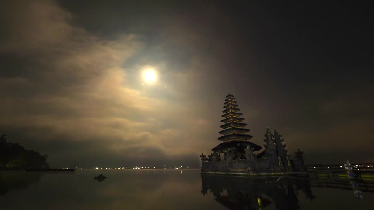 印度尼西亚昆马尼/巴厘岛普拉伦达努巴东寺的夜间景观视频下载