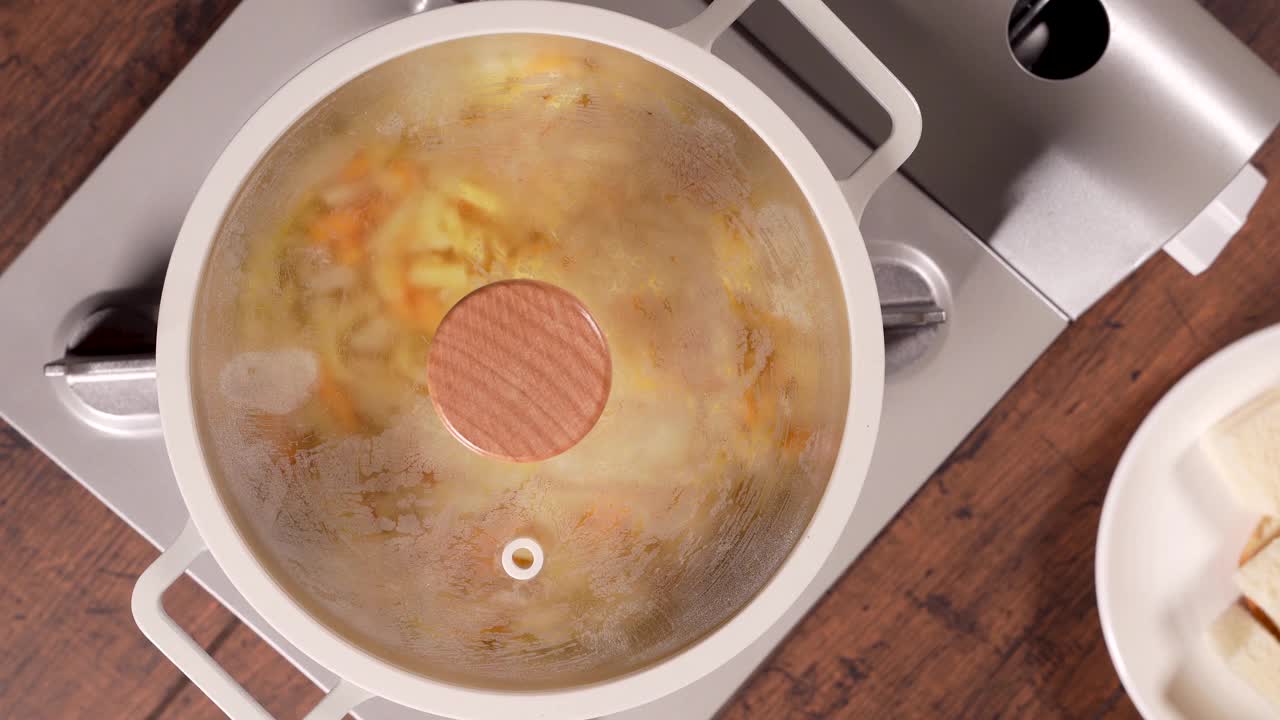 烹饪，食物和配料-芝士火锅的制作过程视频素材