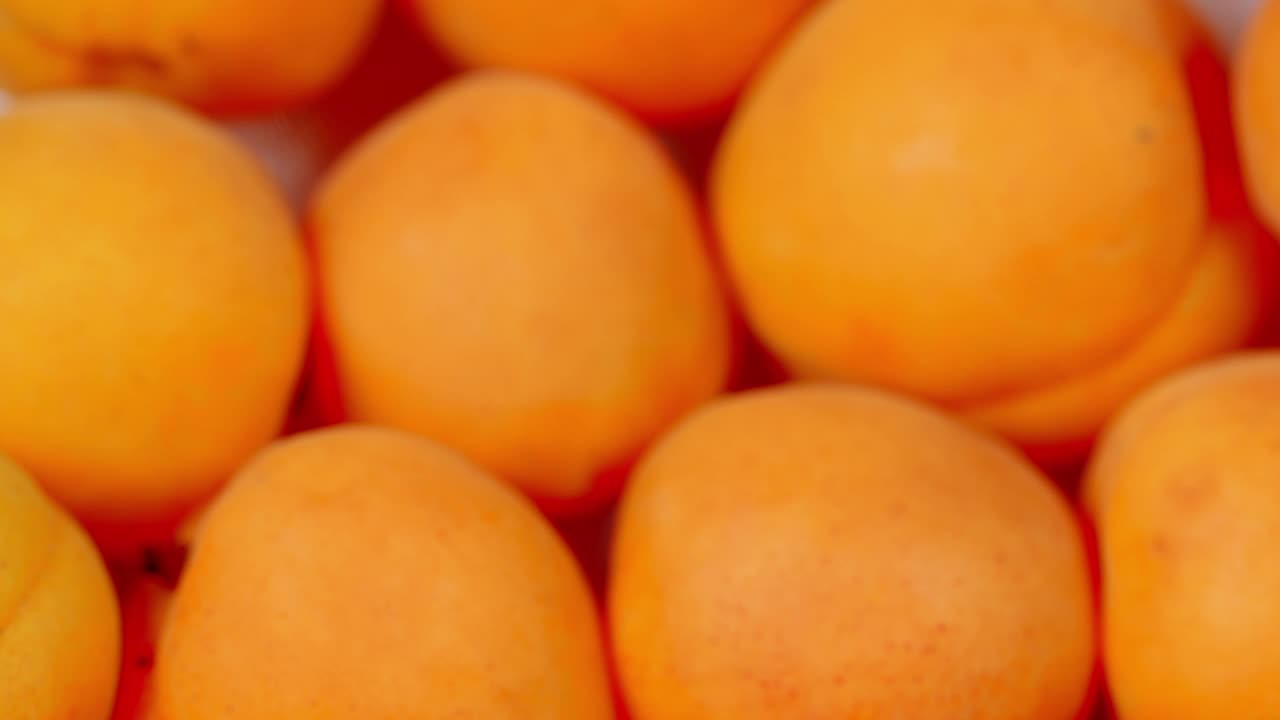 新鲜成熟的杏子。健康的素食和纯素饮食视频下载
