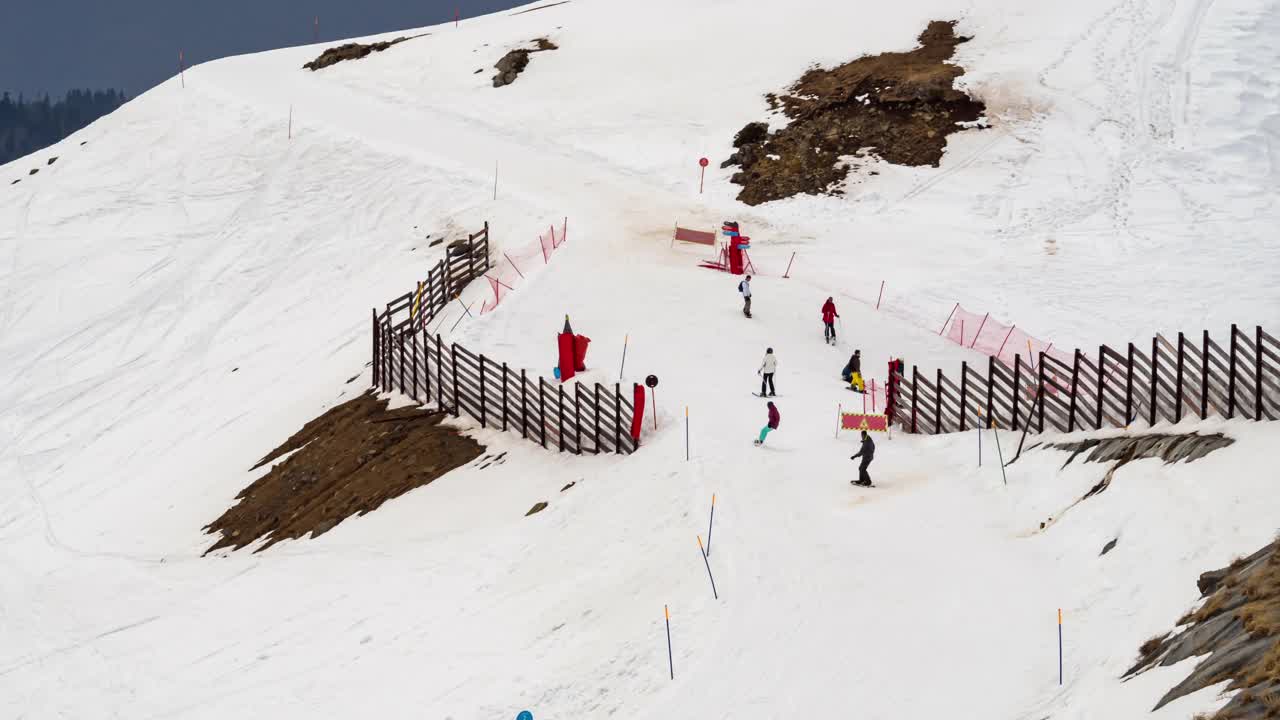 冬季运动中，滑雪板上标明下坡视频下载