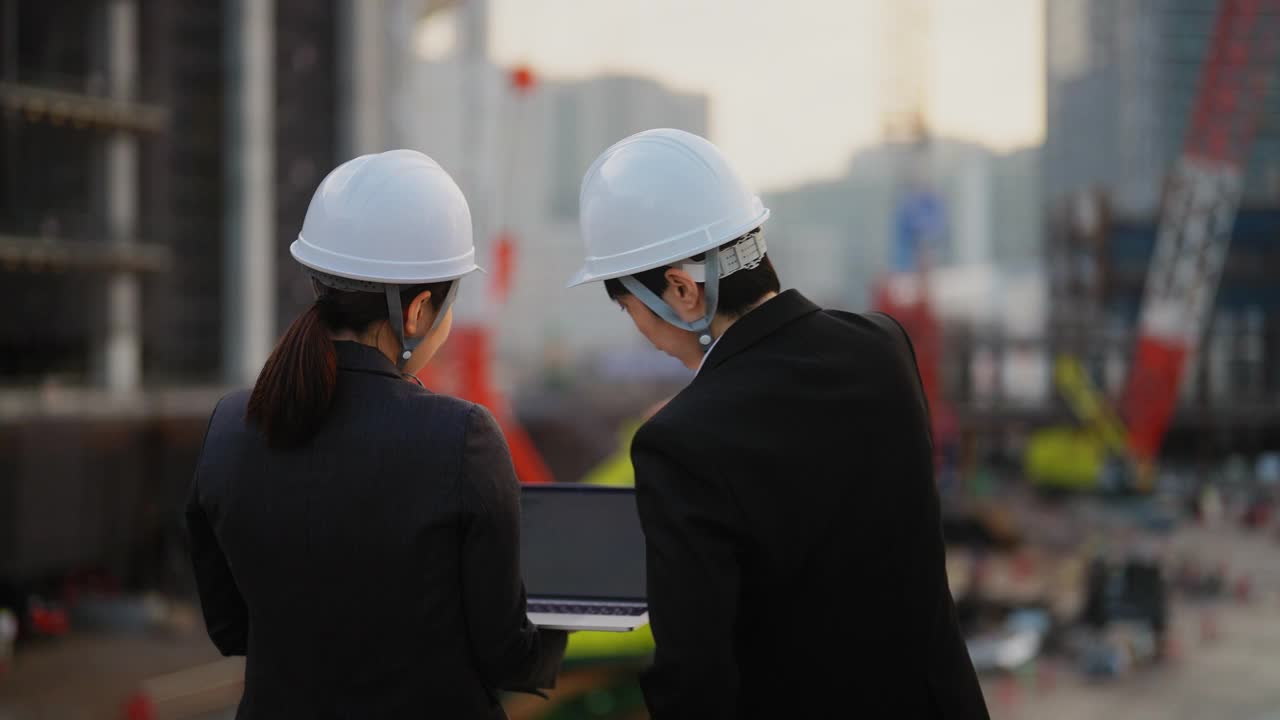 两个女工程师在工地上一起工作视频下载