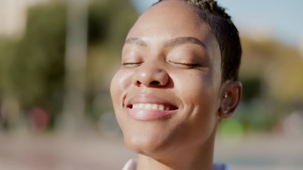 快乐的非洲裔加勒比妇女的脸站在户外视频素材