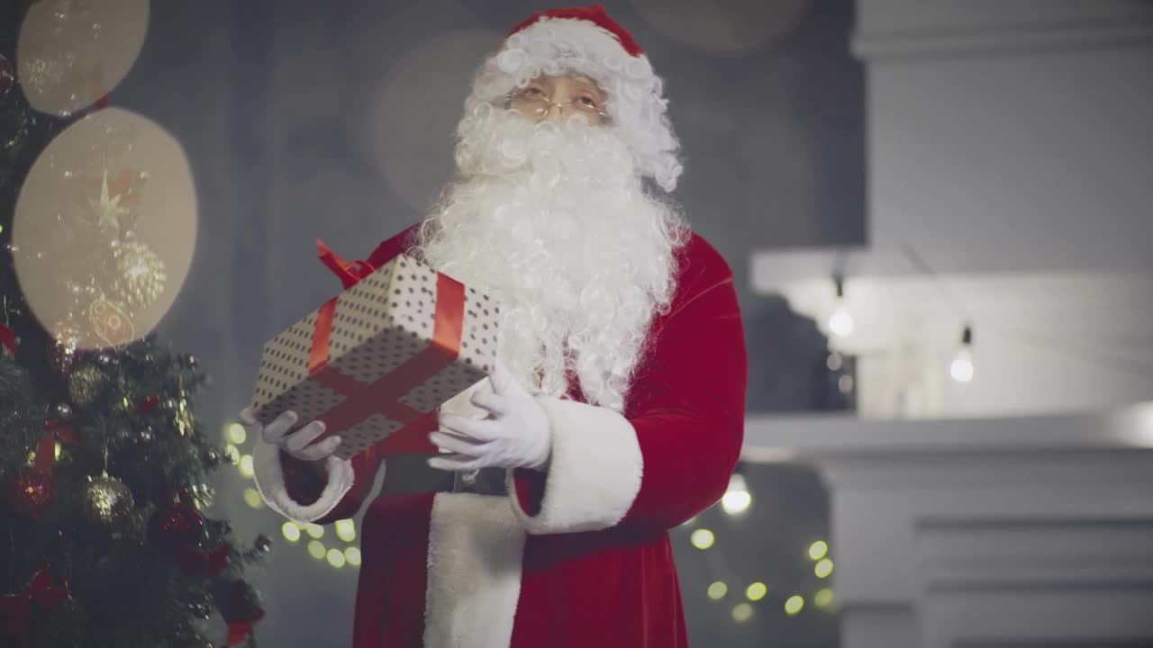圣诞老人在平安夜送你一份礼物视频素材