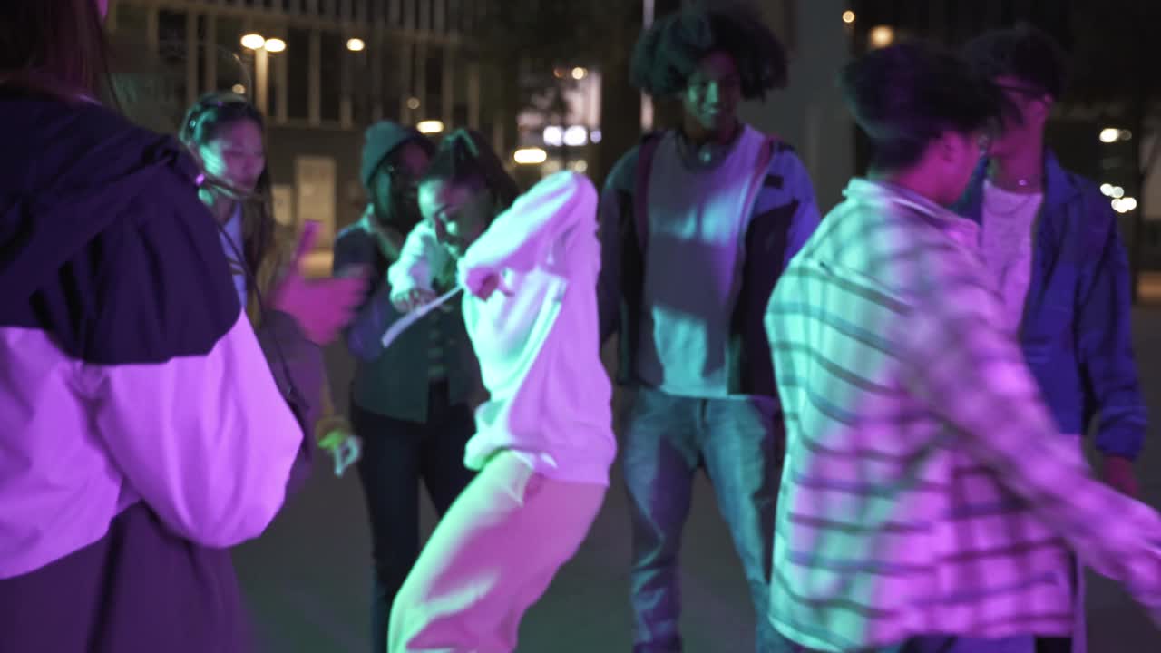 一群新潮的年轻多元化的青少年朋友在城市的音乐街道晚会上跳舞视频下载