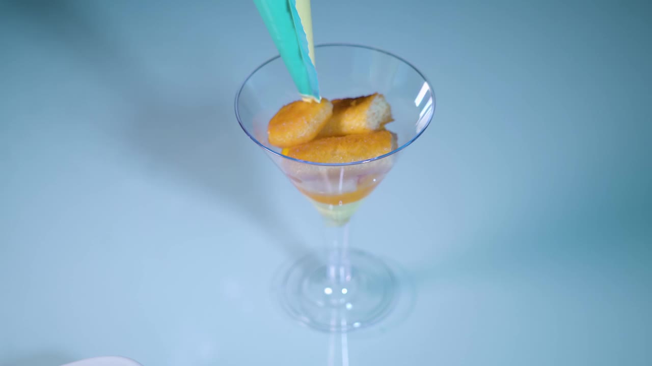 奶油放在塑料杯里的手指饼干上视频素材