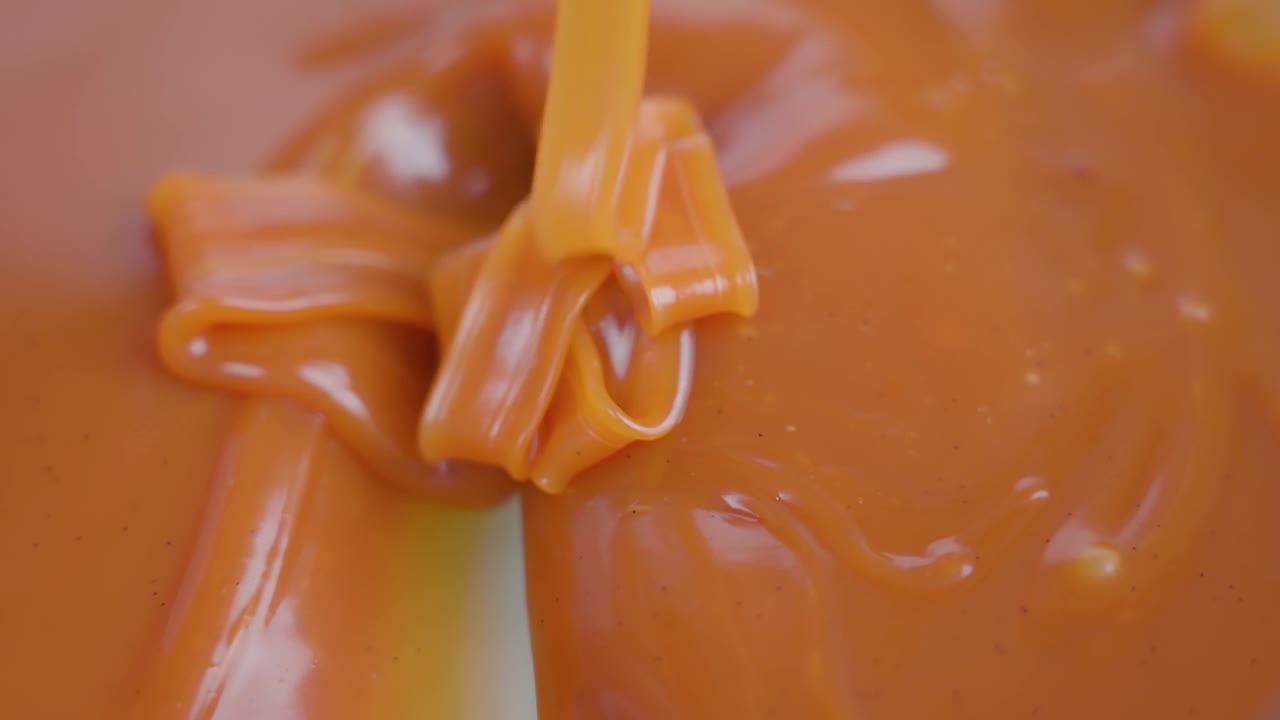 美味的焦糖酱使花样柔和视频下载