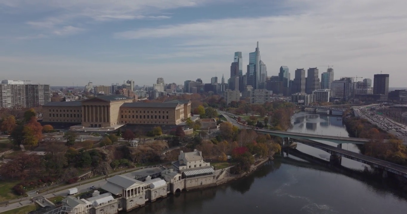 空中镜头费城艺术博物馆和天际线视频素材
