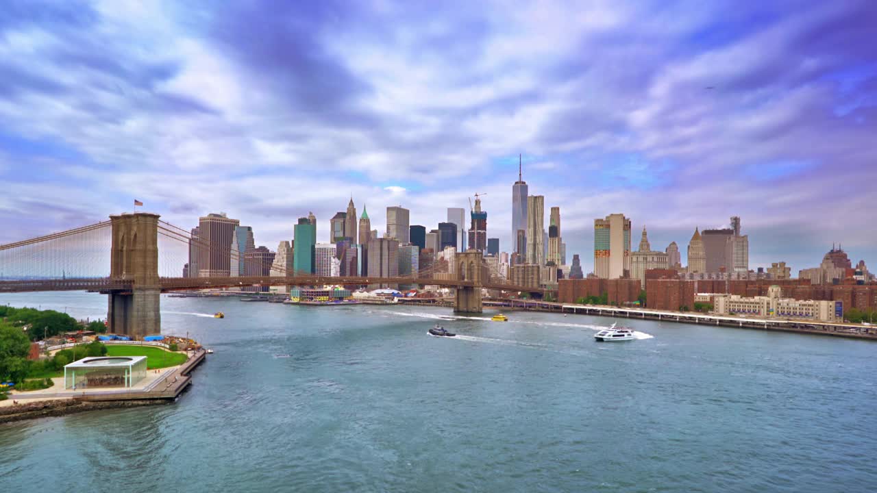 俯瞰布鲁克林大桥和曼哈顿金融区视频素材