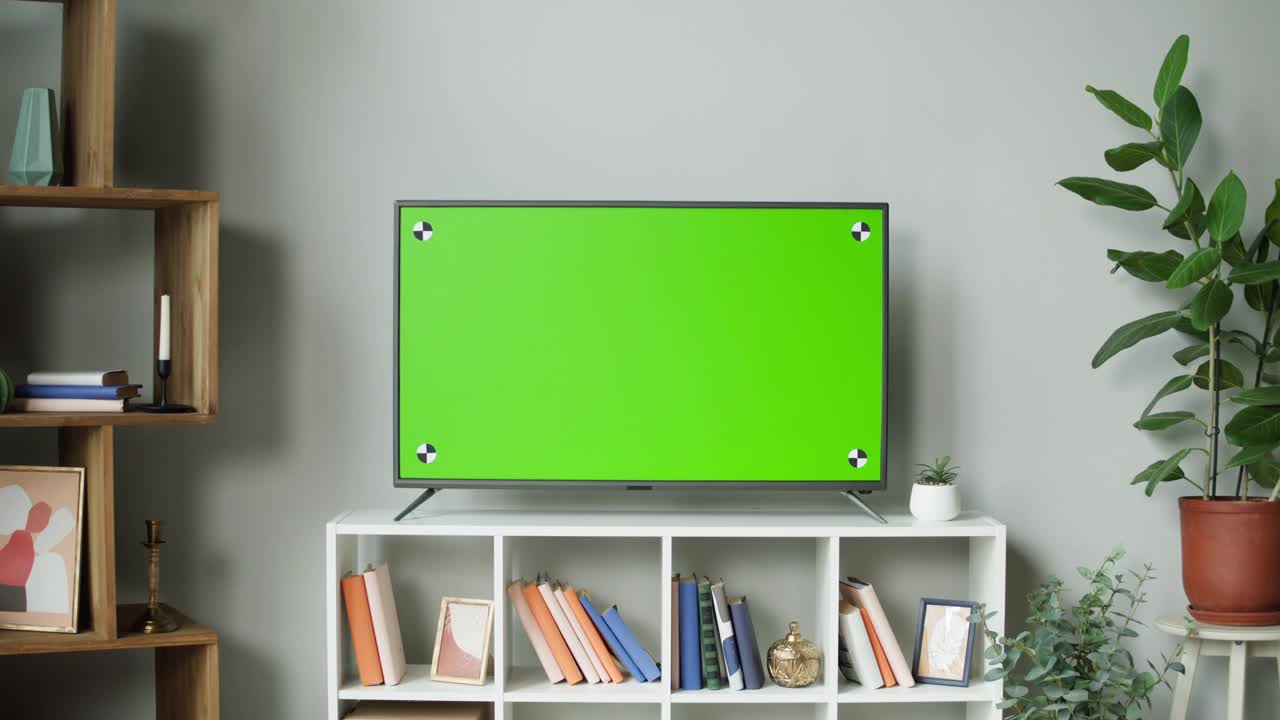 有绿色屏幕特写的电视。现代客厅电视机上的色度键。水平模型，国内影院概念视频素材