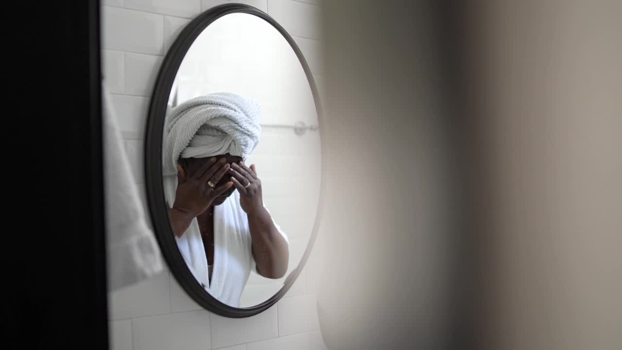 资深女性在家中涂抹面部保湿水视频下载