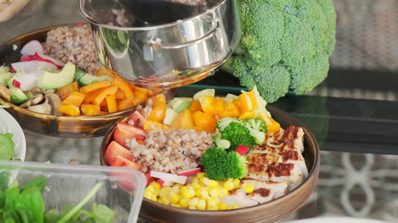 一个厨师用勺子把荞麦放在盘子里的特写镜头。烹饪，健康素食的理念视频下载