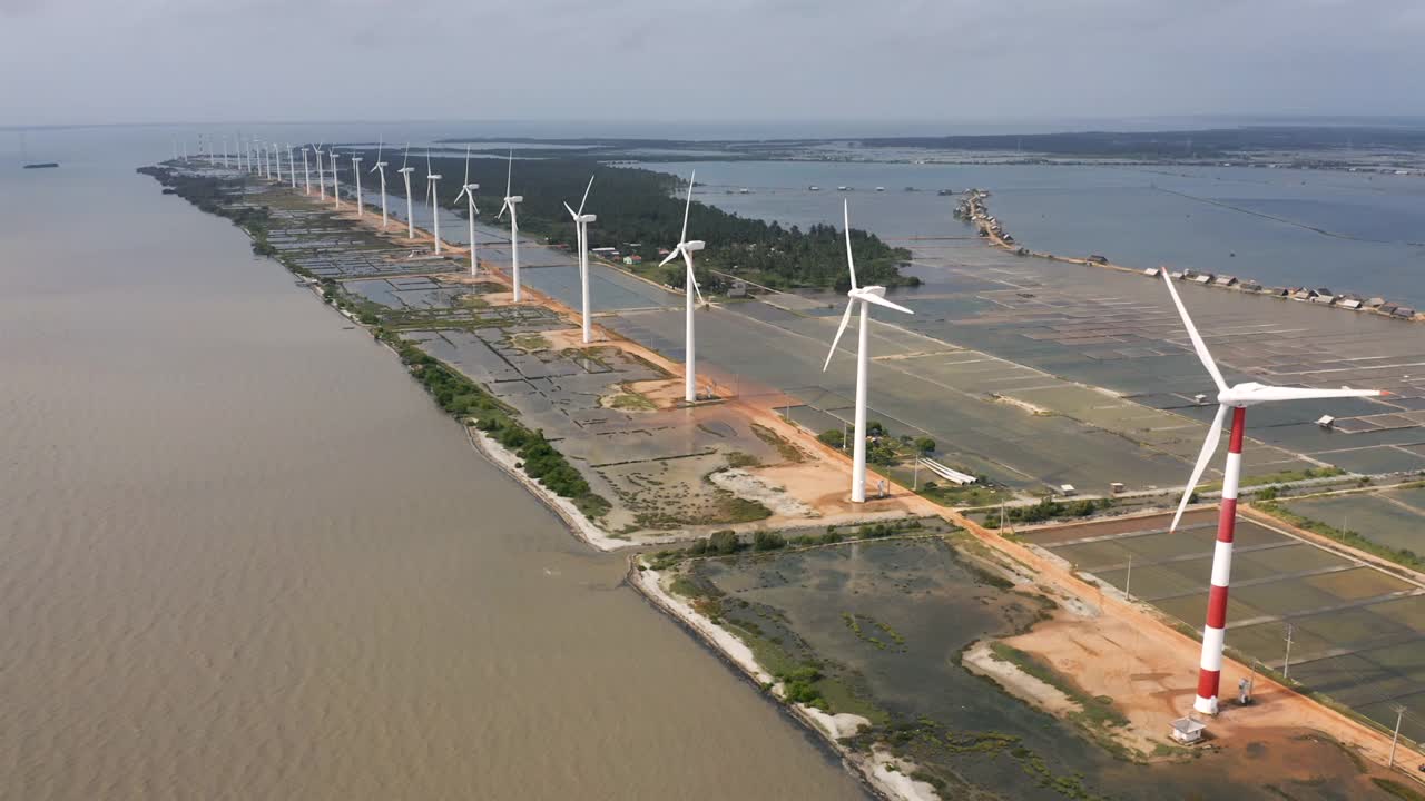 无人机拍摄的斯里兰卡Puttalam市泻湖旁的风电场视频下载