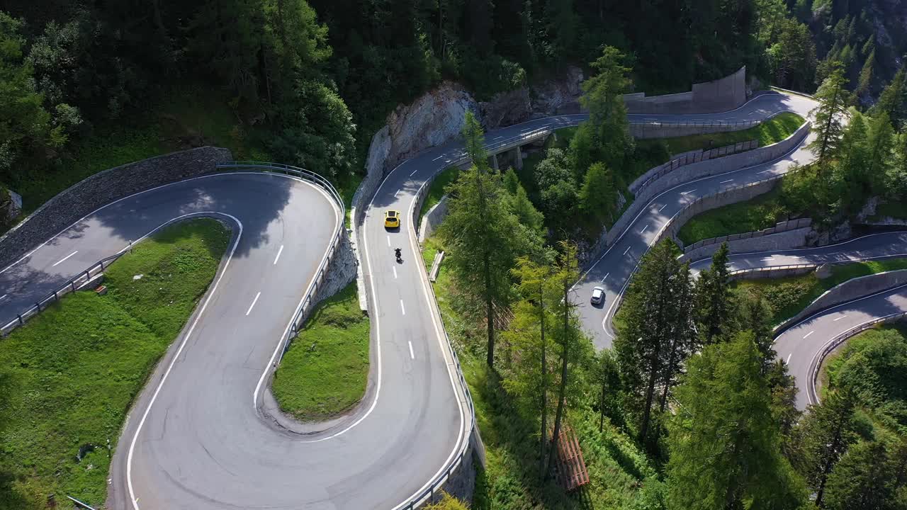 无人机拍摄的瑞士阿尔卑斯山格劳宾登州的马洛加山口视频素材